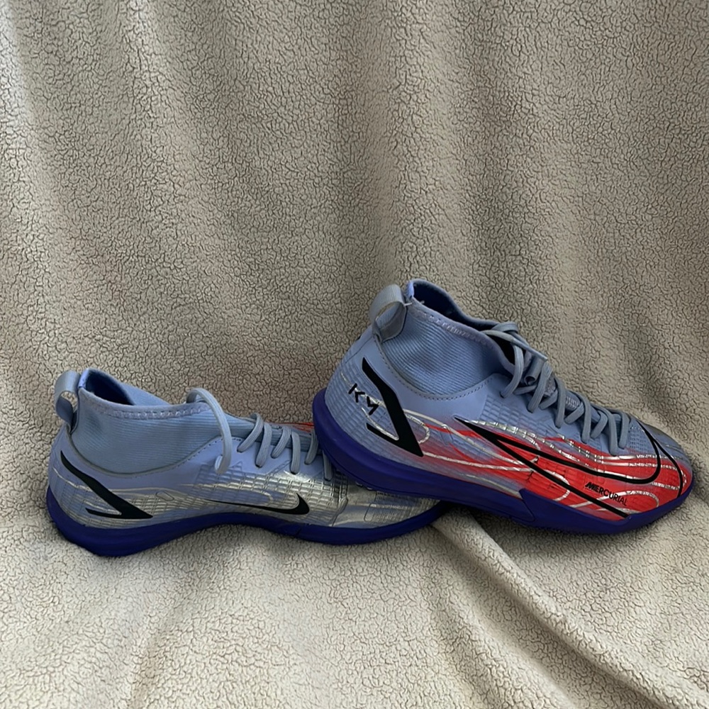 Girls Nike Size 3 Indoor Soccer Cleats! ⚽️